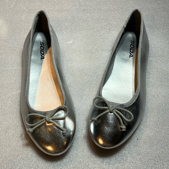 Soft upper silver pu ballerina flats. Size 10. - Picture 1 of 4